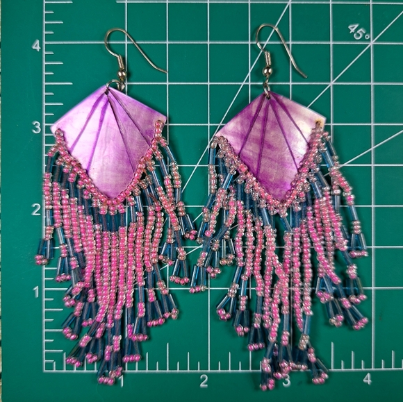 Dyed carved shell seed bead boho earrings - Picture 3 of 4